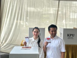 Tepat Pukul 08.22 WIB, Emil Dardak dan Arumi Bachsin Nyoblos di TPS 015 Margorejo Indah: Kami Pasrahkan pada Allah