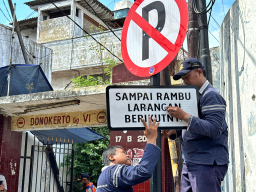 Tertibkan Parkir di Kawasan RS Adi Husada, Dishub Surabaya Pasang Rambu Larangan Parkir