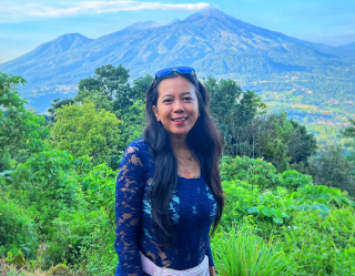 Mengenal Syska La Veggie, Aktivis Perempuan yang Mendaki Gunung dengan Kebaya