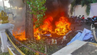 Demo di Grahadi Surabaya Ricuh, Belasan Motor Terbakar
