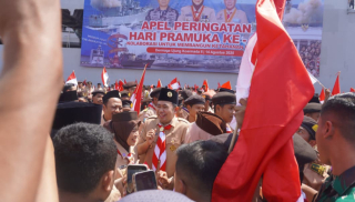 Khofifah Kenalkan Gus Darling saat Peringati Hari Pramuka ke-64 di Pangkalan Laut TNI