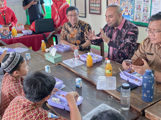 Saat Politisi Gerindra Makan Bersama Pelajar di Surabaya, Ojol Jadi Pahlawan Gizi