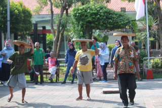 Intip Semarak Agustusan di Griya Wredha Surabaya, Para Lansia Lomba Makan Kerupuk walau Gigi Tidak Utuh