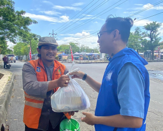 PAN Jatim Rayakan Ultah Ke-27 dan HUT RI dengan Berbagi 2700 Kado Pangan