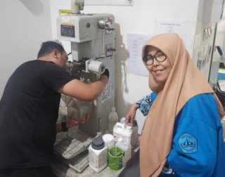 Wiwik Dahani Raih Gelar Doktor di Usia 63 Tahun, Buktikan Semangat Menuntut Ilmu Tak Kenal Batas