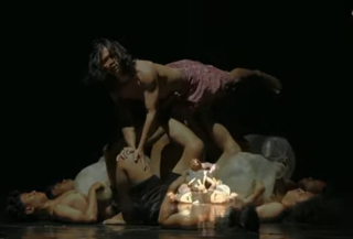 Pertunjukan Angon Angin Kotaseger Tampil Memukau di Parade Teater Jatim 2025