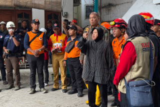 Risma Tinjau Musala Ambruk di Ponpes Al-Khoziny Sidoarjo, 38 Santri Masih Terjebak