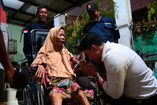 Anggota DPRD Jatim Cahyo Harjo Salurkan Kursi Roda untuk Lansia Surabaya