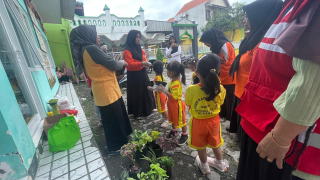Mahasiswa Untag Surabaya Ajari Anak-anak PAUD Benowo Menanam Bibit Tanaman Hias dan Sayur