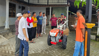 Suli Daim DPRD Jatim Serahkan Bantuan Hand Traktor ke Petani Purworejo Ponorogo, Dorong Produktivitas Pertanian