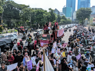Tak Mau Dibungkam, Massa IWD Surabaya Serukan 24 Tuntutan di Grahadi