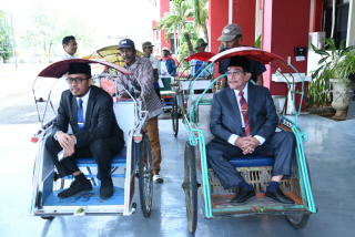 Bukan Gaya-Gayaan! Naik Becak Jadi Strategi Bupati Sumenep Hemat Energi