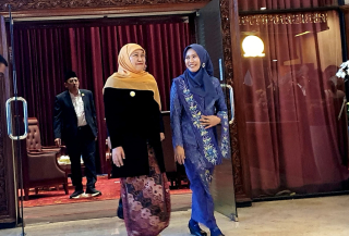 Anggun di Hari Kartini, Khofifah dan Sri Wahyuni Hadirkan Wajah Perempuan Berdaya di Paripurna DPRD Jatim