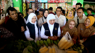 Pasar Bojonegoro Mendadak Heboh Saat Khofifah dan Sri Wahyuni Datang dan Borong Dagangan