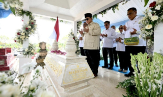 Presiden Prabowo Ziarah ke Makam Marsinah, Sebut Layak Jadi Pahlawan Nasional