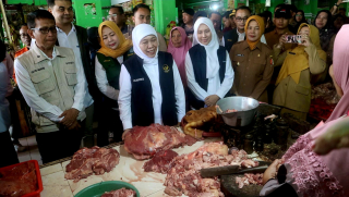 Di Bojonegoro, Sri Wahyuni Dampingi Khofifah Sidak Pasar hingga Sentra Sapi
