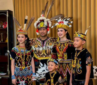 Emil Dardak dan Arumi Bachsin Kenakan Busana Dayak Kenyah di HUT ke-81 RI, Ini Alasan di Baliknya