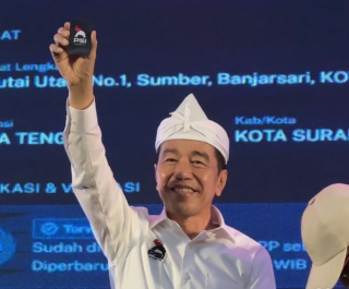 Jokowi Buka Kartu Keanggotaan PSI di Depan Kader: Jangan Ada yang Meragukan