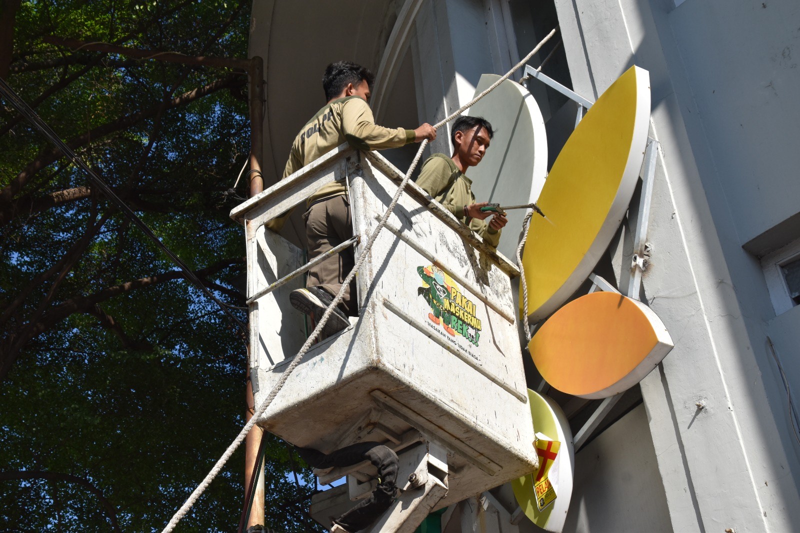 Karena Hal Ini, 20 Reklame di Jalan Rajawali dan Jalan Veteran Ditertibkan Satpol PP Surabaya