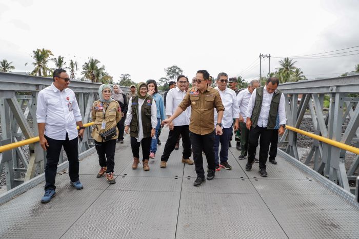 Pj. Gubernur Jatim Resmikan Tanggul Sungai Mujur dan Jembatan Kloposawit