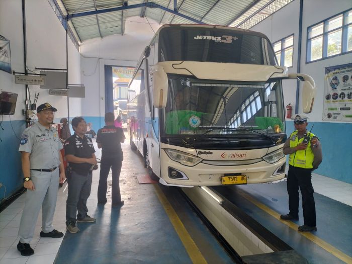 Jasa Raharja,Kepolisian dan Dishub Sampang Ramp Check Bus Pengantar Jemaah Haji