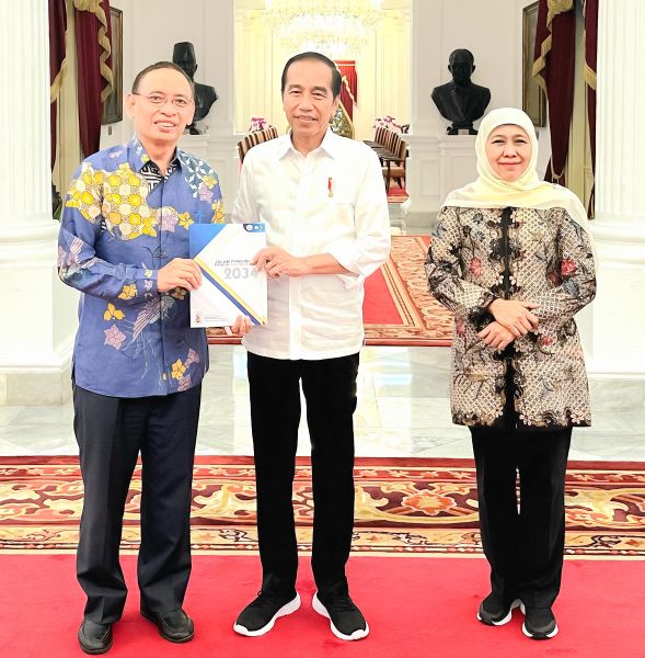 Khofifah dan Rektor Unair Serahkan Konsep untuk Indonesia Maju 2034 ke Presiden