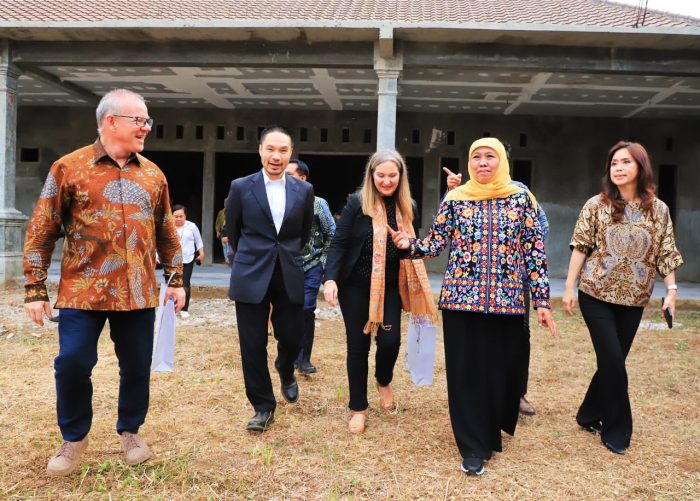 Khofifah bersama rombongan berfoto bersama di Halaman King’s College University London (KCL). Foto Khofifah for Lingkaran.net