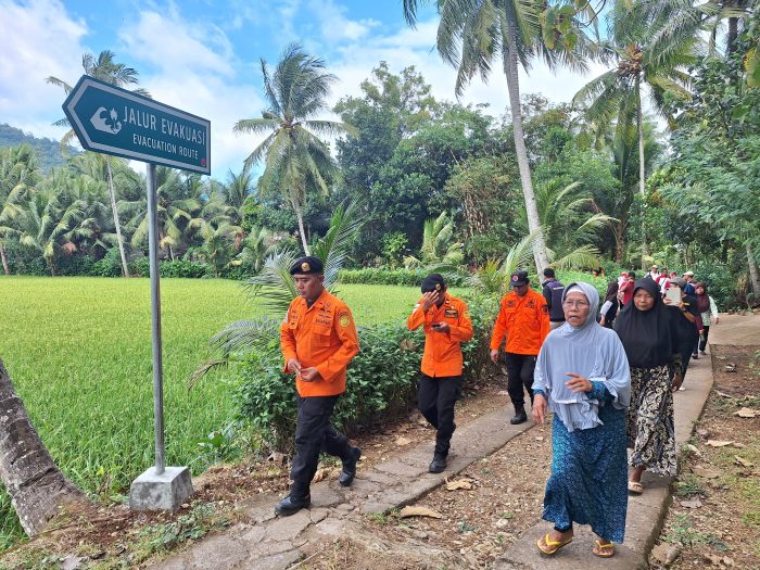 Suasana simulasi bencana di Pantai Konang, Trenggalek, Rabu (26/6/2024). Foto BPBD Jatim for Lingkaran.net