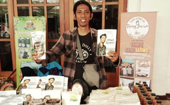 Jarwo Susanto menunjukkan produksi tempe buatannya. (ist).