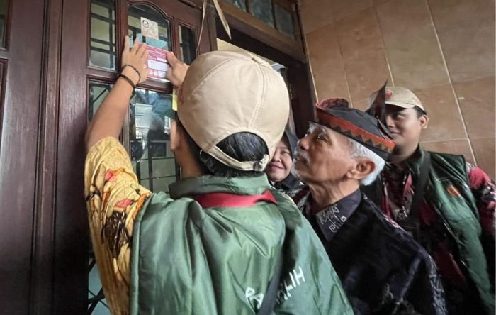 Pantarlih Surabaya melakukan coklit di rumah legenda ludruk Cak Kartolo