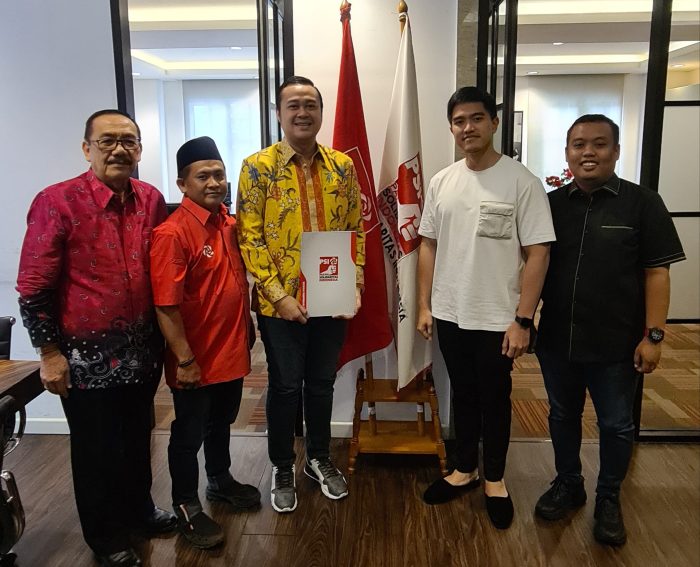 Ketum PSI Kaesang Pangarep berikan surat tugas kepada Bayu Airlangga di Pilwali Surabaya 2024