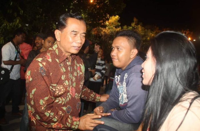 Paklik Rasiyo saat menyapa warga Kota Surabaya