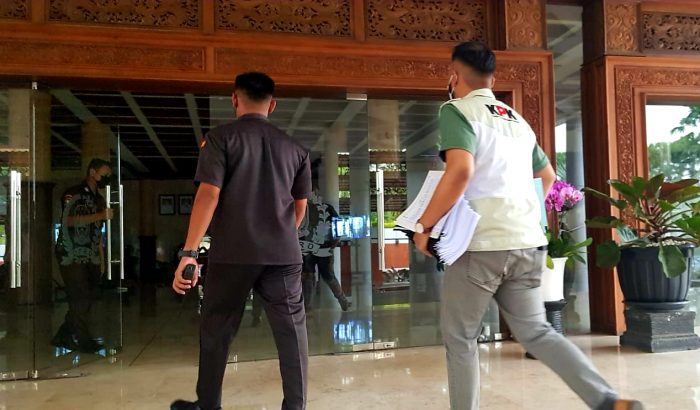 KPK melakukan penggeledahan di Gedung DPRD Jawa Timur pascapenangkapan Wakil Ketua DPRD Jawa Timur 2019-2024 Sahat Tua Simanjuntak dalam kasus dugaan tindak pidana korupsi berupa suap pengelolaan dana hibah Provinsi Jawa Timur.