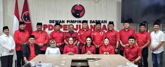 PDIP Jatim serahkan surat rekomendasi kepada tujuh calon kepala daerah dan wakil kepala daerah untuk Pilkada serentak 2024 di Jawa Timur di Aula Megawati Soekarnoputri, Selasa (30/7/2024).