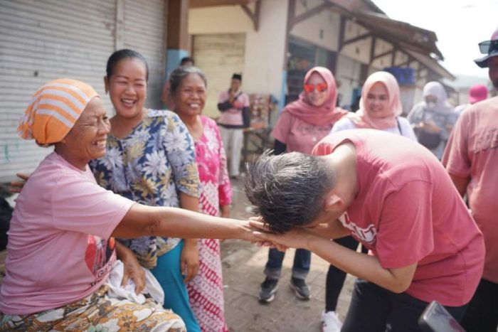 Gus Fawait saat sungkem tangan emak-emak di Kabupaten Jember