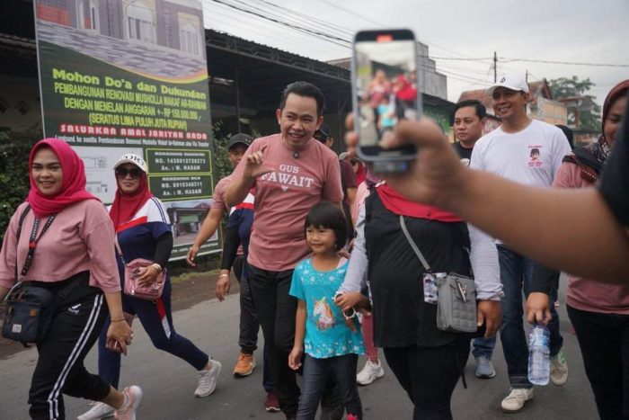 Gus Fawait menggandeng anak-anak saat mengikuti jalan sehat di Kabupaten Jember