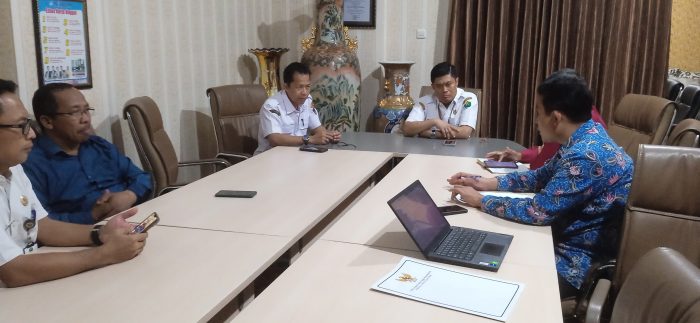 Tim Ombudsman RI Jawa Timur berdialog dengan Kadisdik Kota Malang Suwarjana soal pengaduan PPDB 2024 di Kota Malang, Rabu (26/6/2024).
