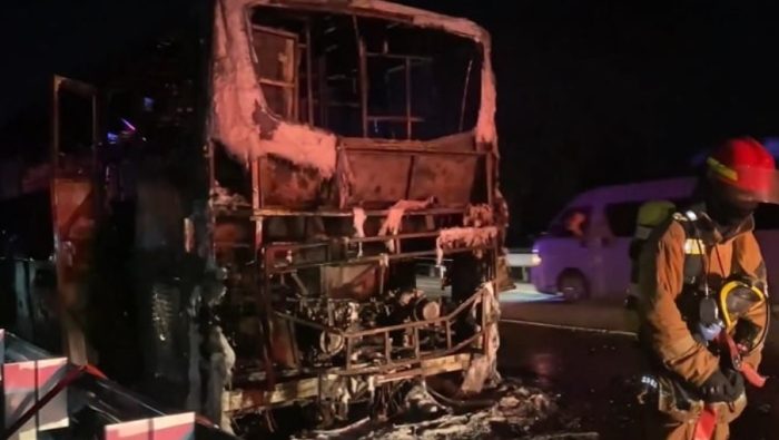 Bus Gunung Harta ludes terbakar di Tol Jomo, Senin (8/7/2024).