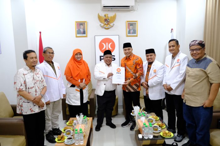 Eri Cahyadi terima SK dari DPP PKS untuk maju sebagai Cakada di Surabaya