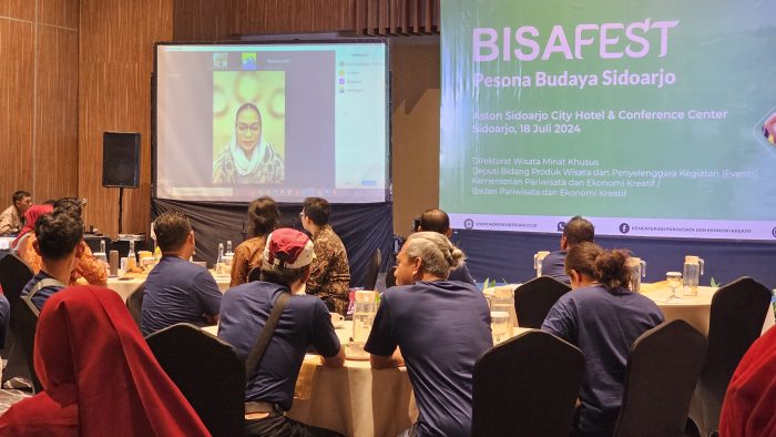 Puti Guntur Soekarno saat berpidato pada agenda Bisafest di Grand Ballroom Aston Hotel, Sidoarjo, Kamis (18/7/2024)