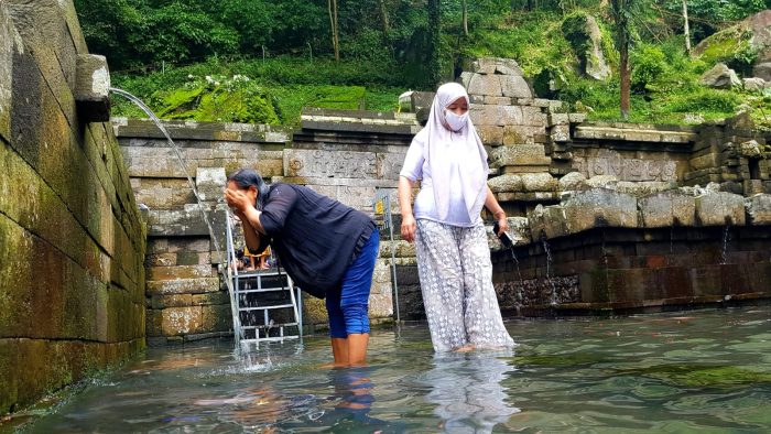 Warga saat mengunjungi Air Petirtaan Jolotundo yang terletak di Trawas, Mojokerto