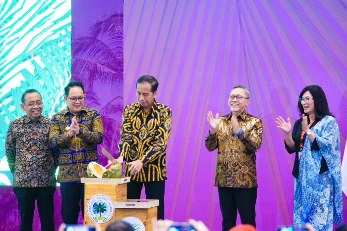 Presiden Jokowi saat meresmikan Konferensi dan Pameran COCOTECH Internasional ke-51 di Ballroom Hotel The Westin, Surabaya, Jawa Timur, Senin (22/7/2024). Foto Humas Pemprov Jatim