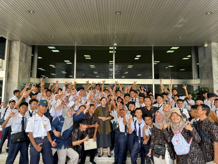 Ketua DPR RI Puan Maharani berswafoto bersama pelajar SMP