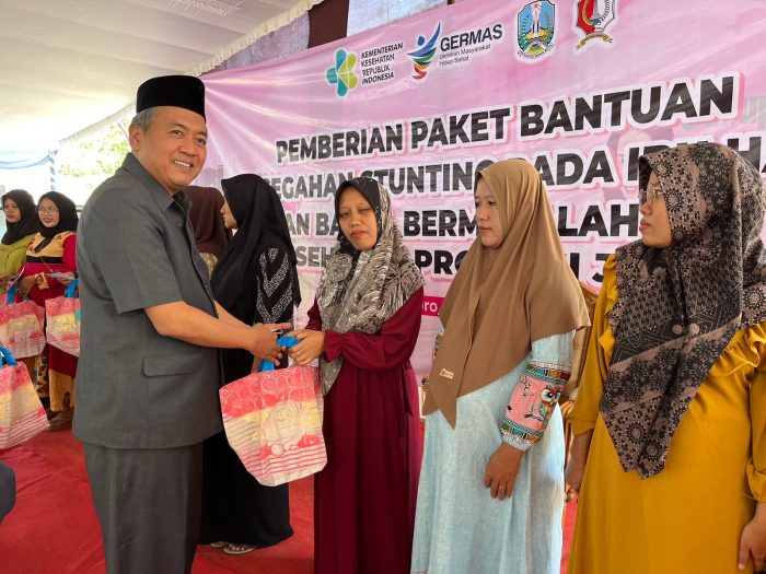 Anggota DPRD Jatim, Budiono saat memberikan paket bantuan pada peringatan Hari Anak Nasional (HAN) 2024