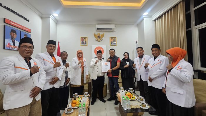 PKS Jatim serahkan SK DPP ke Calon Bupati Ponorogo, Sugiri Sancoko
