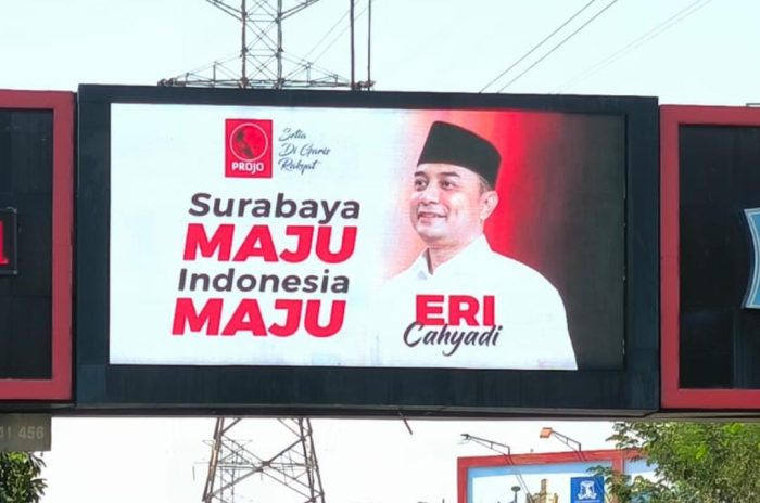 Videotron Projo untuk Eri Cahyadi bertebaran di Kota Surabaya