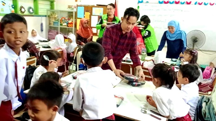 Wakil Presiden terpilih Gibran Rakabuming Raka bagikan makan di SD Klampis Ngasem 3 Surabaya, Kamis (1/8/2024)