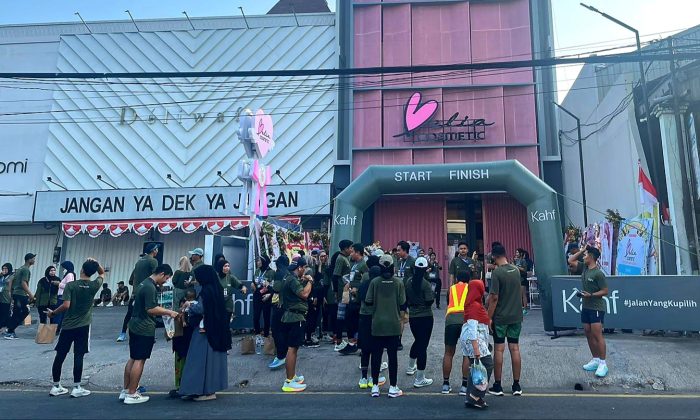 Peserta Fun Run tampak antusias mengikuti acara yang digelar oleh Belia Cosmetic di gerai barunya Jl. Gatot Subroto No.29, Larangan, Sidoarjo, Minggu (4/8/2024)