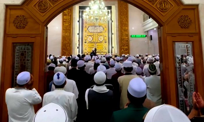 Suasana Peringatan Haul Syekh Abu Bakar bin Salim di Masjid Al Hidayah Darmo Indah, Surabaya, Senin malam (5/8/2024).