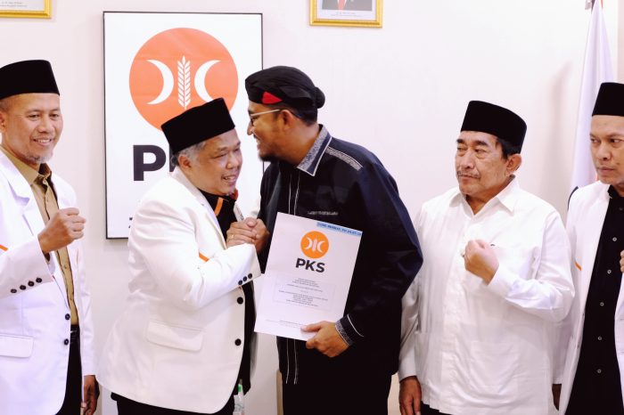 Achmad Fauzi terima Surat Keputusan DPP PKS untuk  maju Pilkada Sumenep